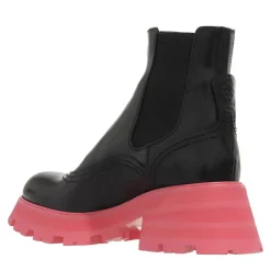 Alexander McQueen Wander Chelsea Boots Leather Black/Coral Chelsea Boots