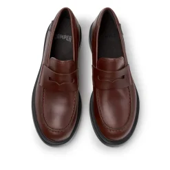 Camper Bei Dean, einem zeitlosen Unisex-Stil, trifft Trad burgund Bootsschuhe