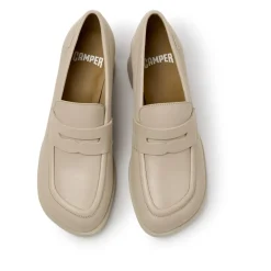 Camper Der neue feminine Absatzschuh für den Alltag ist i hellbeige Loafer