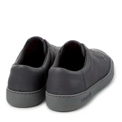 Camper Peu Touring ist eine sportliche und zeitgenössisch mittel-grau Low-Top-Sneaker