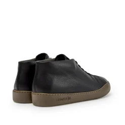 Camper Peu Touring ist eine sportliche und zeitgenössisch schwarz Low-Top-Sneaker
