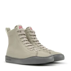 Camper Peu Touring ist eine sportliche und zeitgenössisch hellbeige High-Top-Sneaker