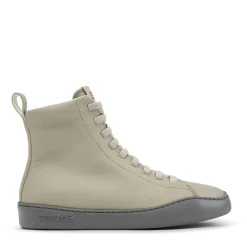 Camper Peu Touring ist eine sportliche und zeitgenössisch hellbeige High-Top-Sneaker
