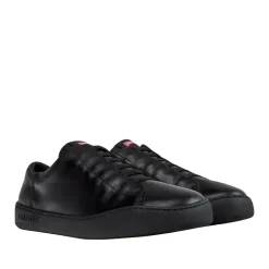 Camper Peu Touring ist eine sportliche und zeitgenössisch schwarz Low-Top-Sneaker