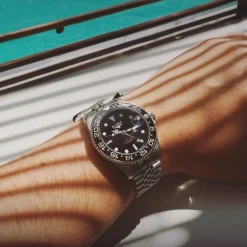 Elysee Die GMT Pro ist eine sportliche 4-Zeiger-Uhr mit D schwarz Quarzuhr