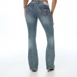 True Religion - Modell: Joey- Ausgestelltes Bein- Drehbein- F blau Ausgestellte Jeans