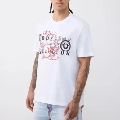 True Religion - T-Shirt- Übereinander angeordnete Logos auf Fro weiss T-Shirt
