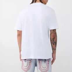 True Religion - T-Shirt- Übereinander angeordnete Logos auf Fro weiss T-Shirt