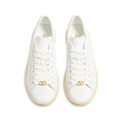 Valentino Garavani Low-Top Sneakers With Textured Sole And Chic Accen White Schnürschuhe