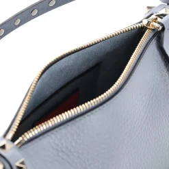 Valentino Garavani Schultertasche aus genarbtem Kalbsleder blau Crossbody Bag