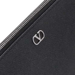 Valentino Garavani Tasche aus Leder schwarz Pochette